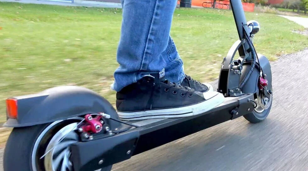 Dječak pao s romobila na Braču, bori se za život