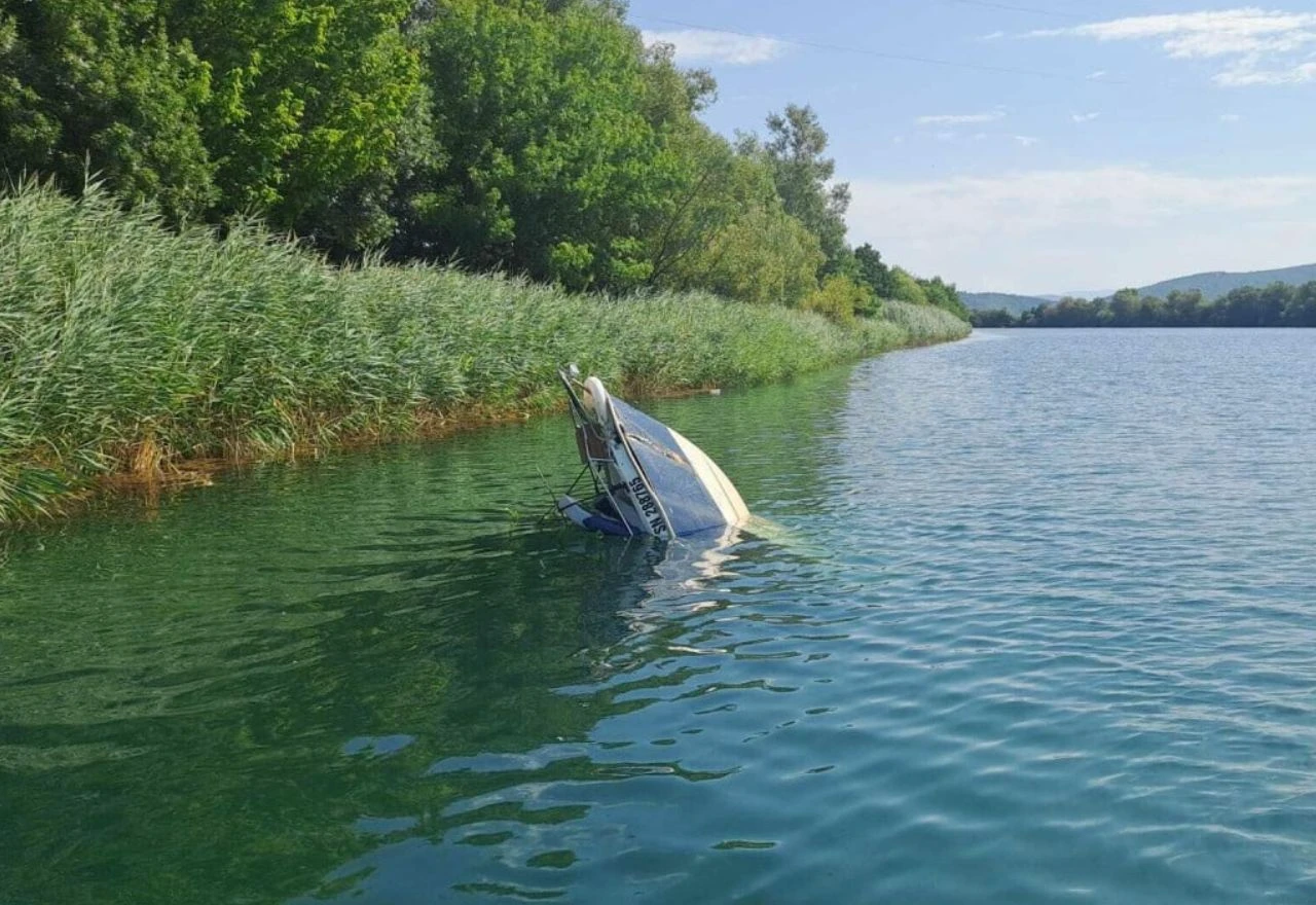 Jedna osoba mrtva, druga nestala nakon prevrtanja glisera u Neretvu