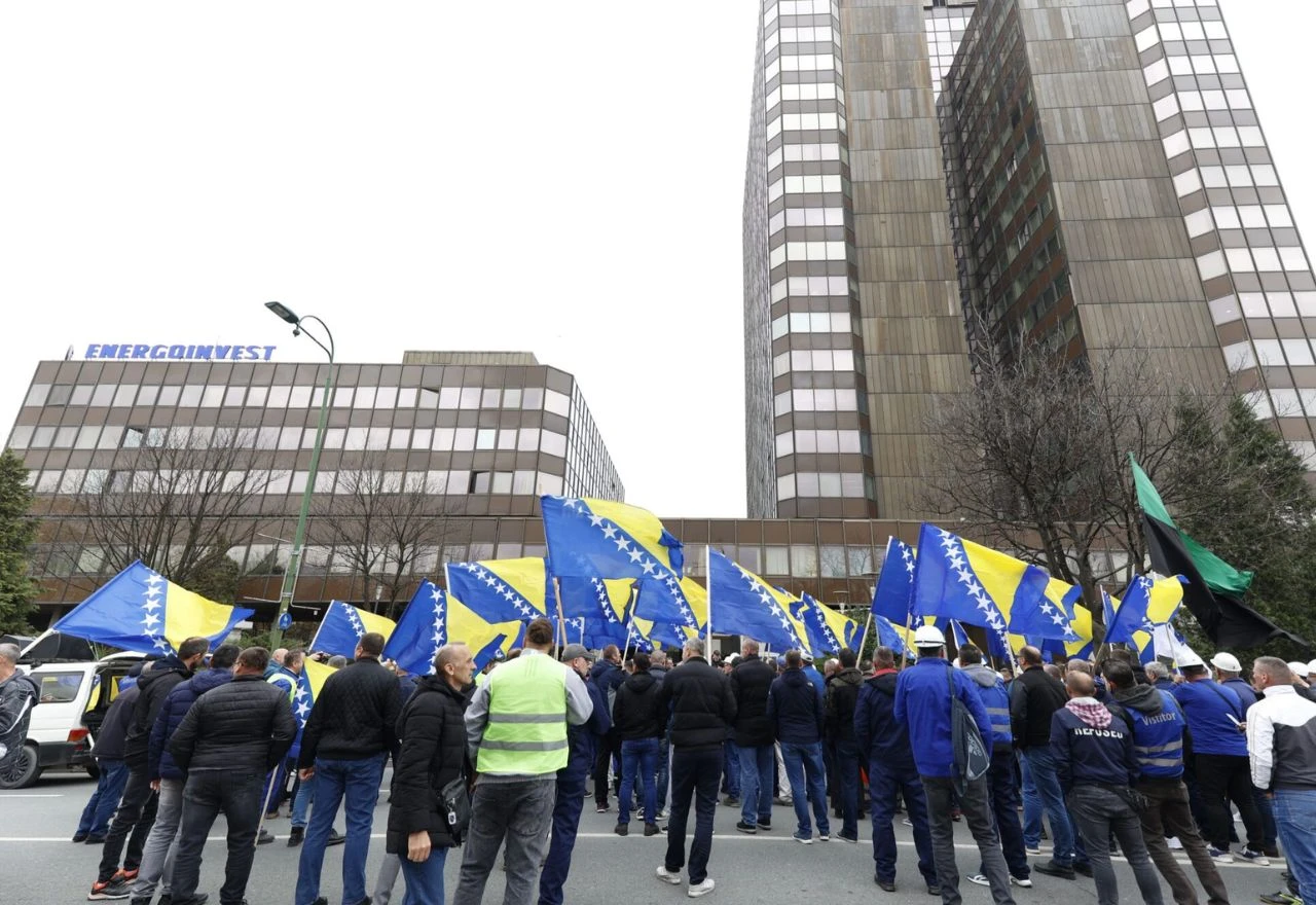 Zenički rudari u Sarajevu: 500 ljudi traži mirovine i plaće pred Vladom FBiH