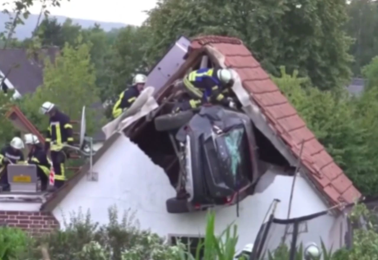 VIDEO | Automobil završio na krovu štale, šest osoba ozlijeđeno