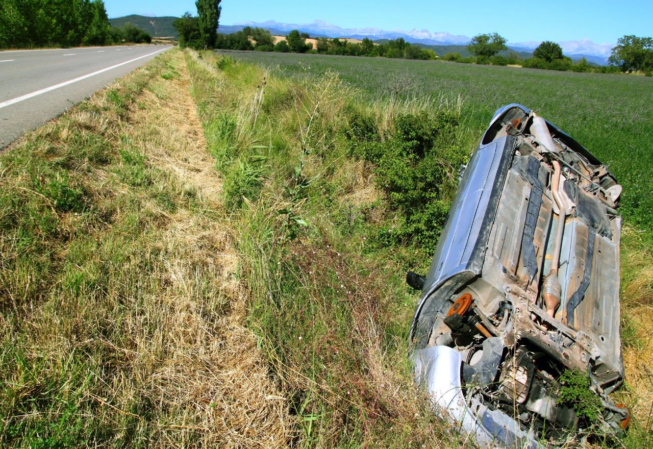 U slijetanju automobila poginule dvije osobe, treća teško ozlijeđena