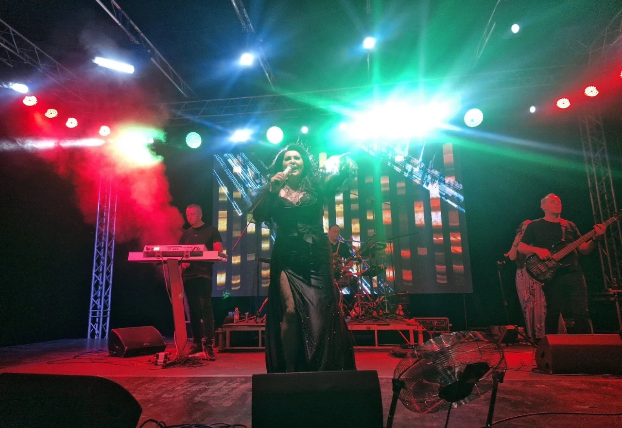 VIDEO | Bezvremenski hitovi i emocije: Dragana spojila generacije u Mostaru