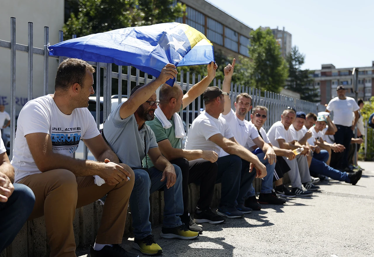 Stotine rudara stiglo pred zgradu Vlade FBiH