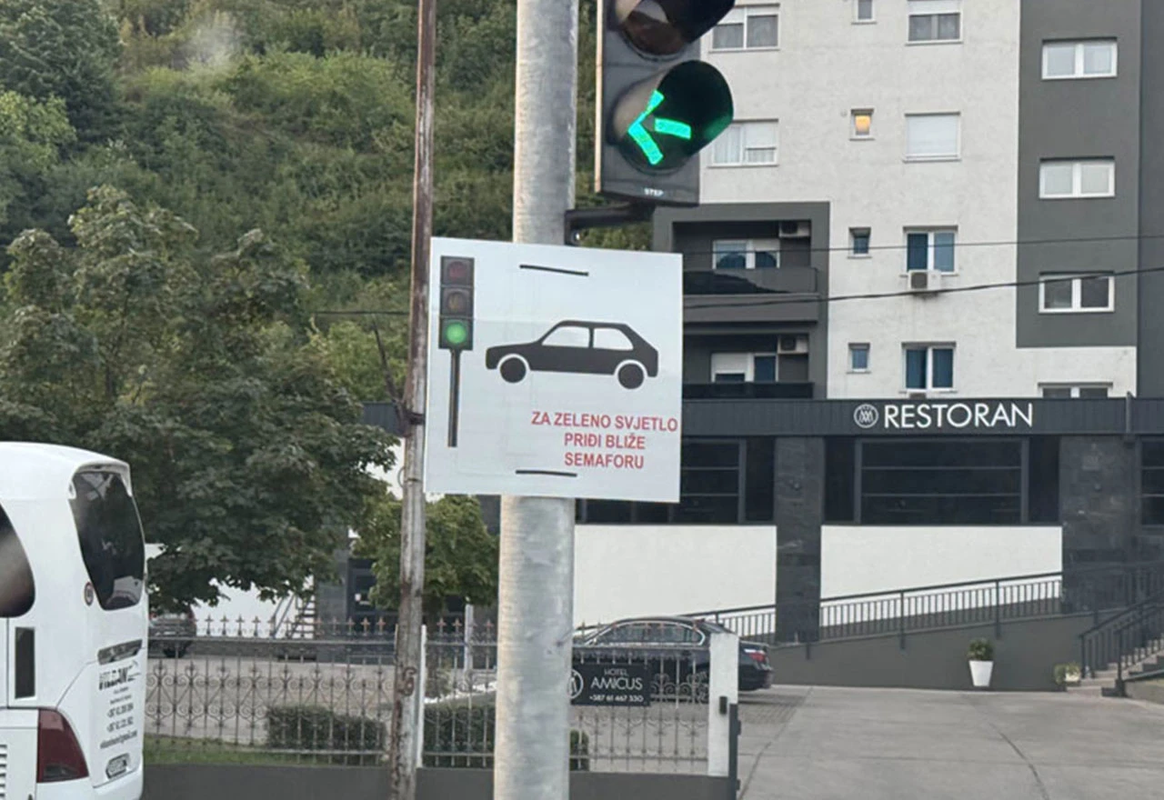 Semafor u Mostaru: Priđi bliže za zeleno svjetlo!