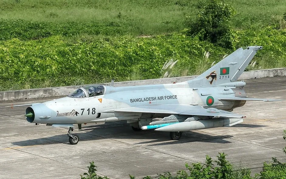 Vojni avion pao na školu punu djece