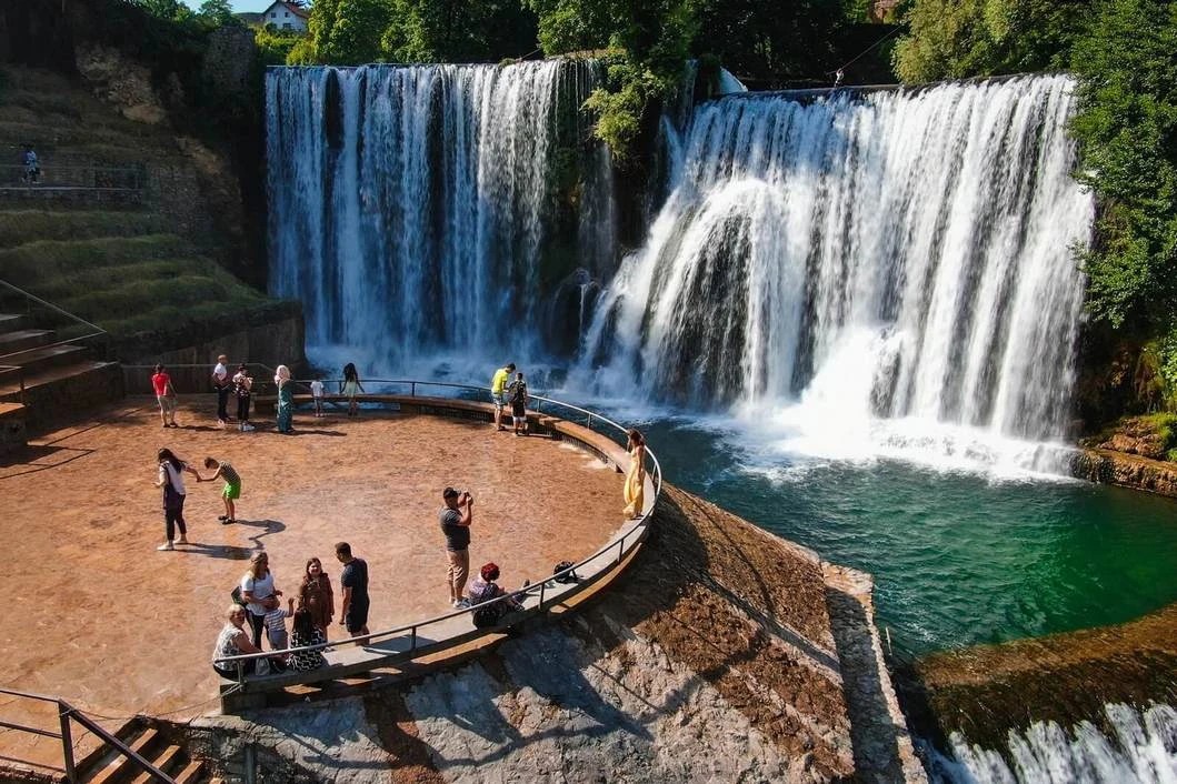 Kraljevski festival zabave u Jajcu: Antoniette Čerkez i Nucci garantiraju nezaboravne noći!