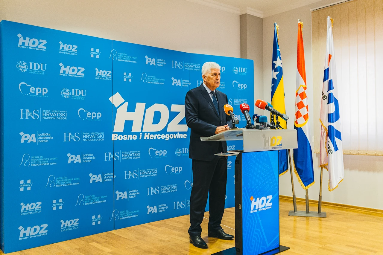 Čović tvrdi da trojka u RS ne postoji, SDS mu uzvratio:  David može pobijediti Golijata