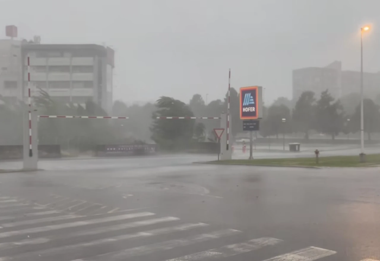 VIDEO | Snažne oluje s tučom i jakim vjetrom pogađaju Sloveniju, tisuće bez struje