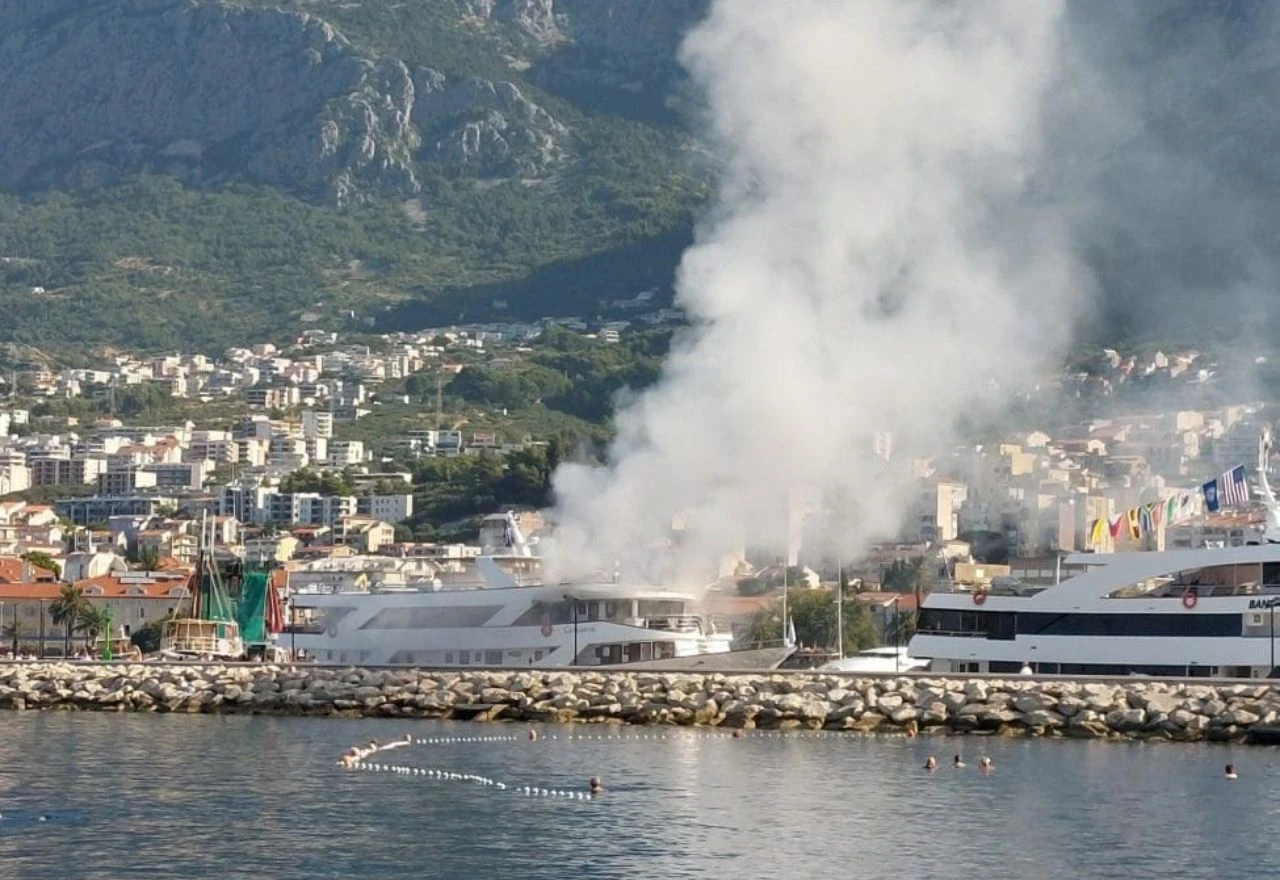 Makarska: Požar izbio na turističkom brodu, dvije osobe ozlijeđene