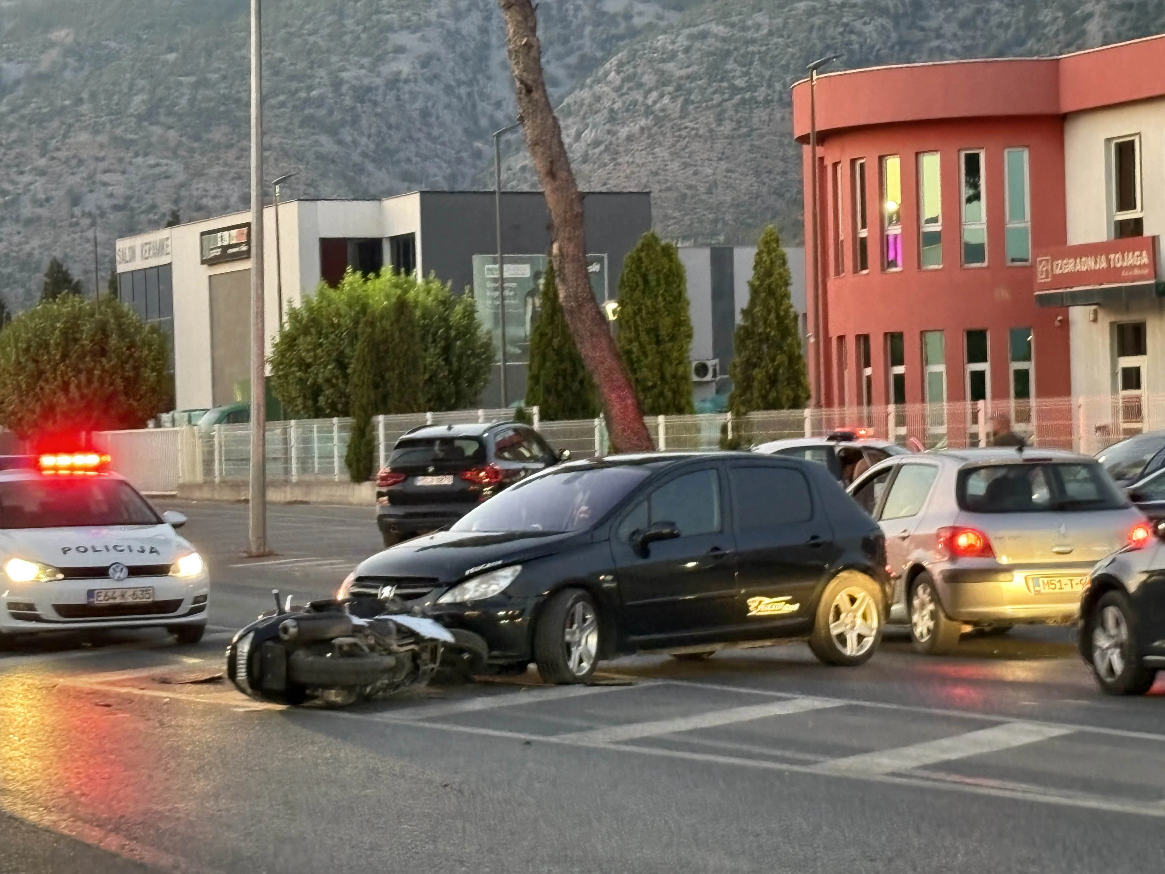 Bišće polje: Motocikl završio ispod automobila
