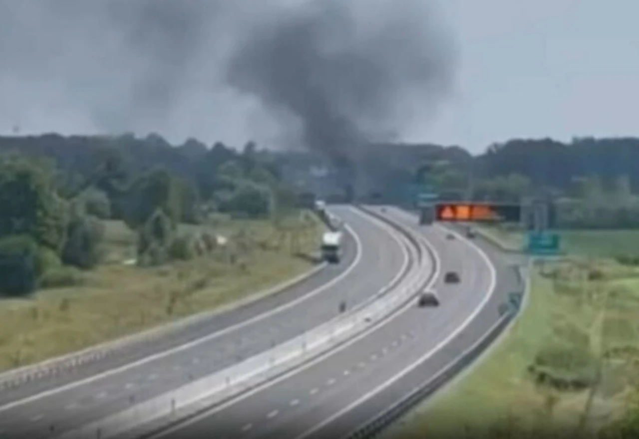Dvije osobe poginule u padu zrakoplova na autocesti A21