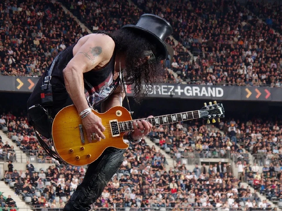 Slash, sjajni gitarist s velikim šeširom i cigaretom u ustima, slavi 60. rođendan