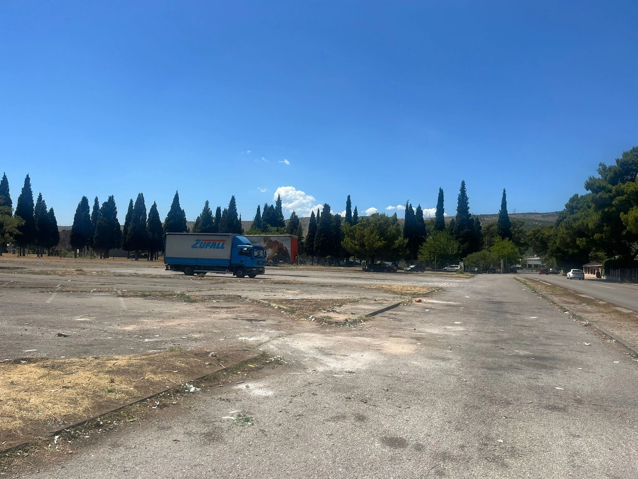 Komunalno uklonilo kontjenere kod Vojarne u Rodoču