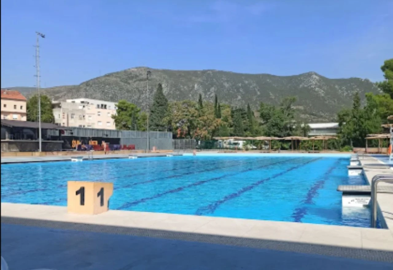 Brza reakcija spasioca i kupača spasila život na mostarskom bazenu