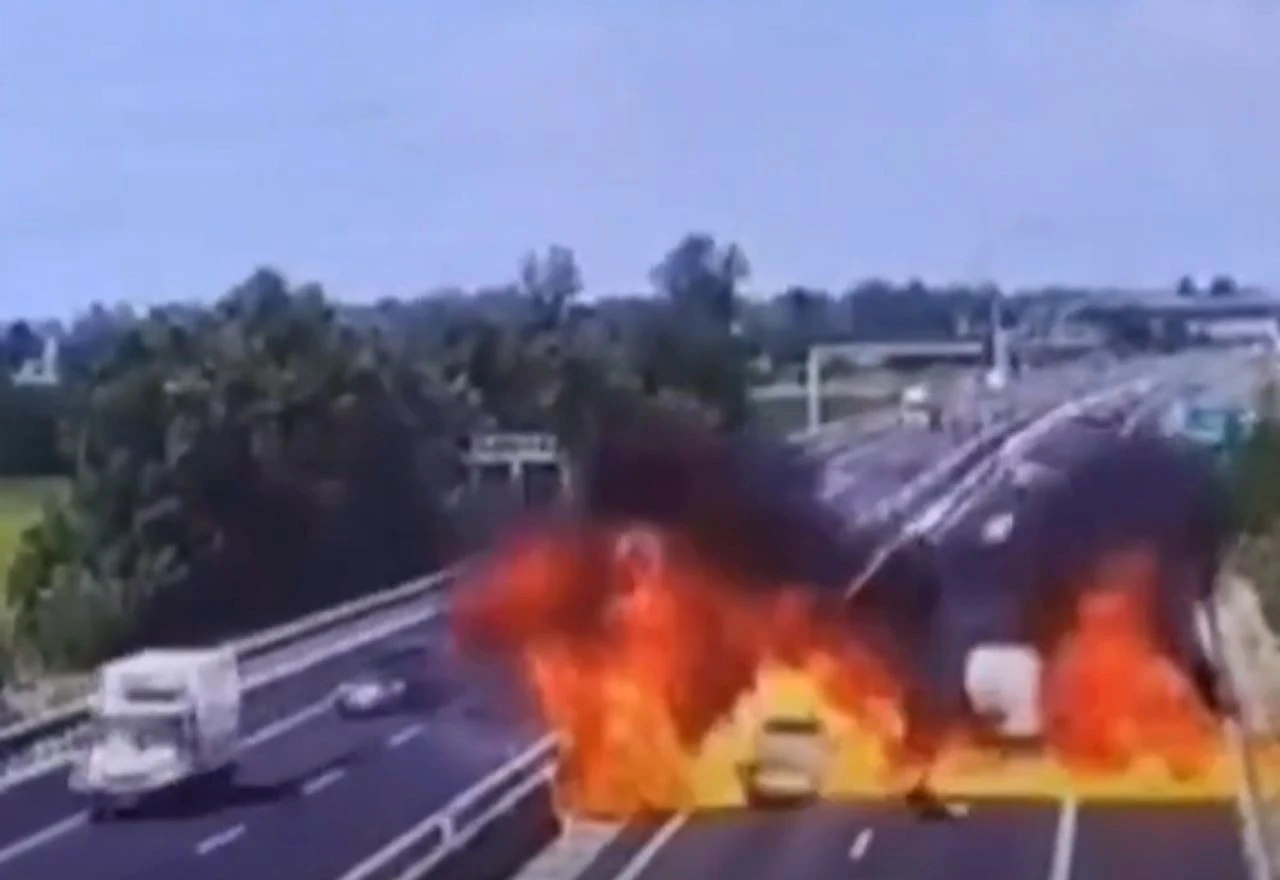 Avion pao na autocestu, dvoje smrtno stradalih