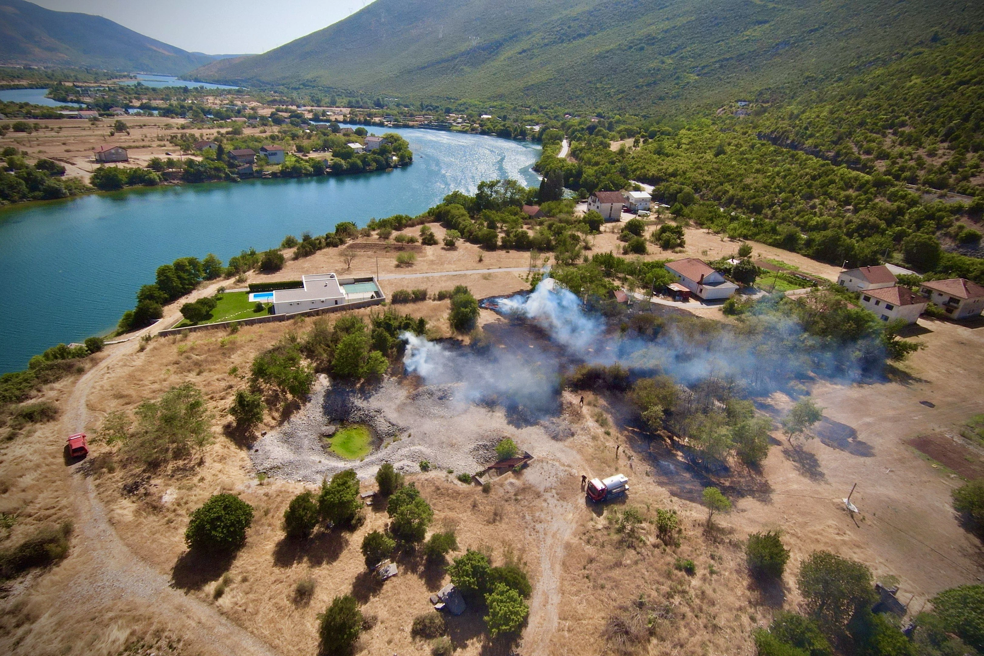 Požar u mostarskom naselju Vojno: Vatra zahvatila teren uz kuće