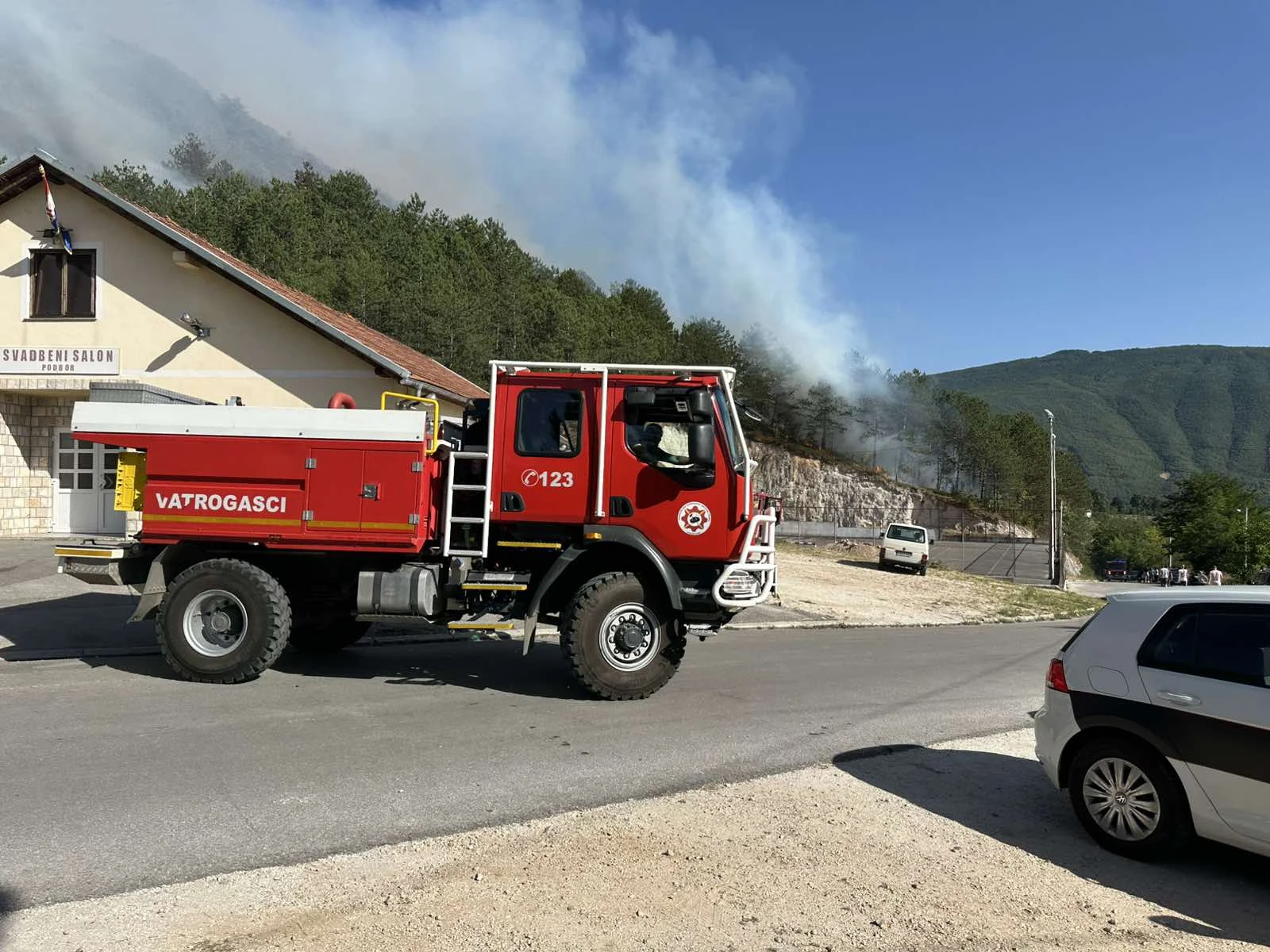 VIDEO | Stigao Air Tractor: Požar bjesni, vjetar otežava gašenje