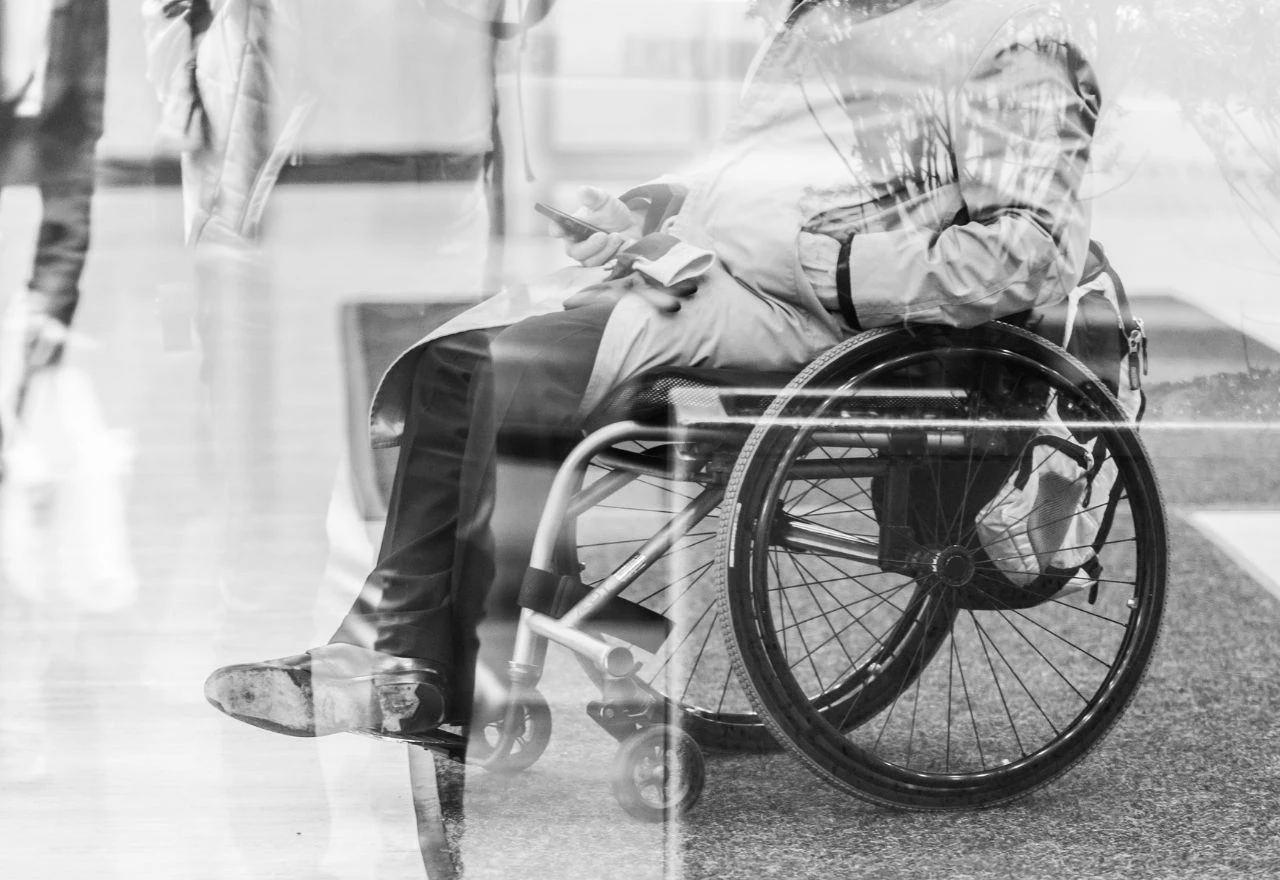 Tri maskirana napadača pretukla osobu s invaliditetom