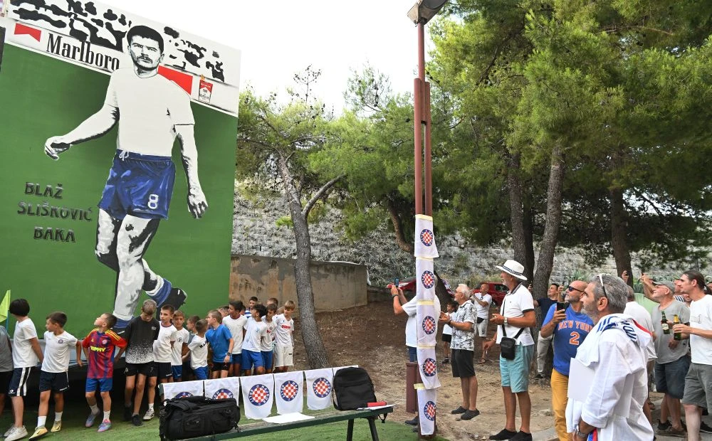 VIDEO | Splićani na muralu Bake Sliškovića 'zaboravili' grb s petokrakom