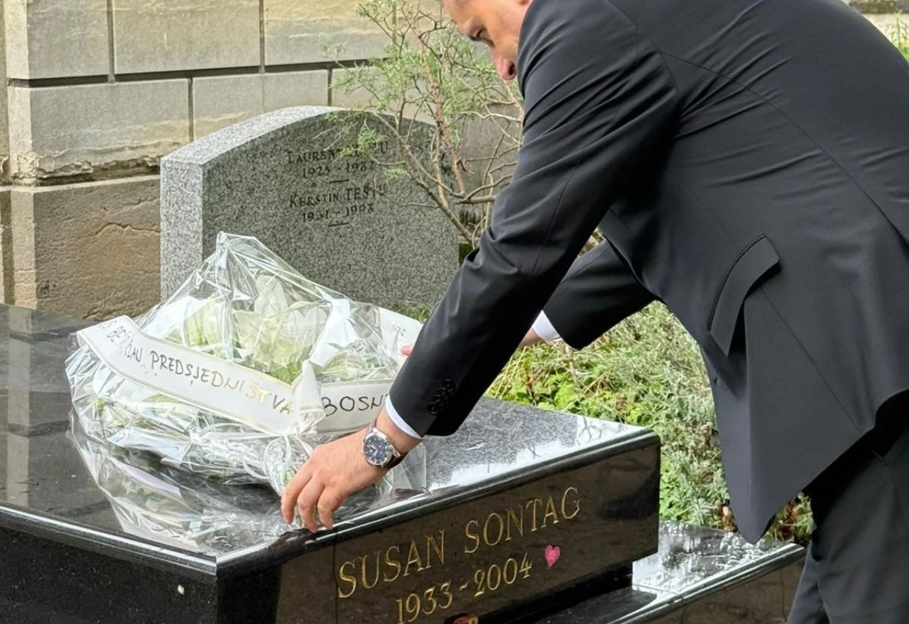 Bećirović u Parizu odao počast i položio cvijeće na grob počasne građanke Sarajeva