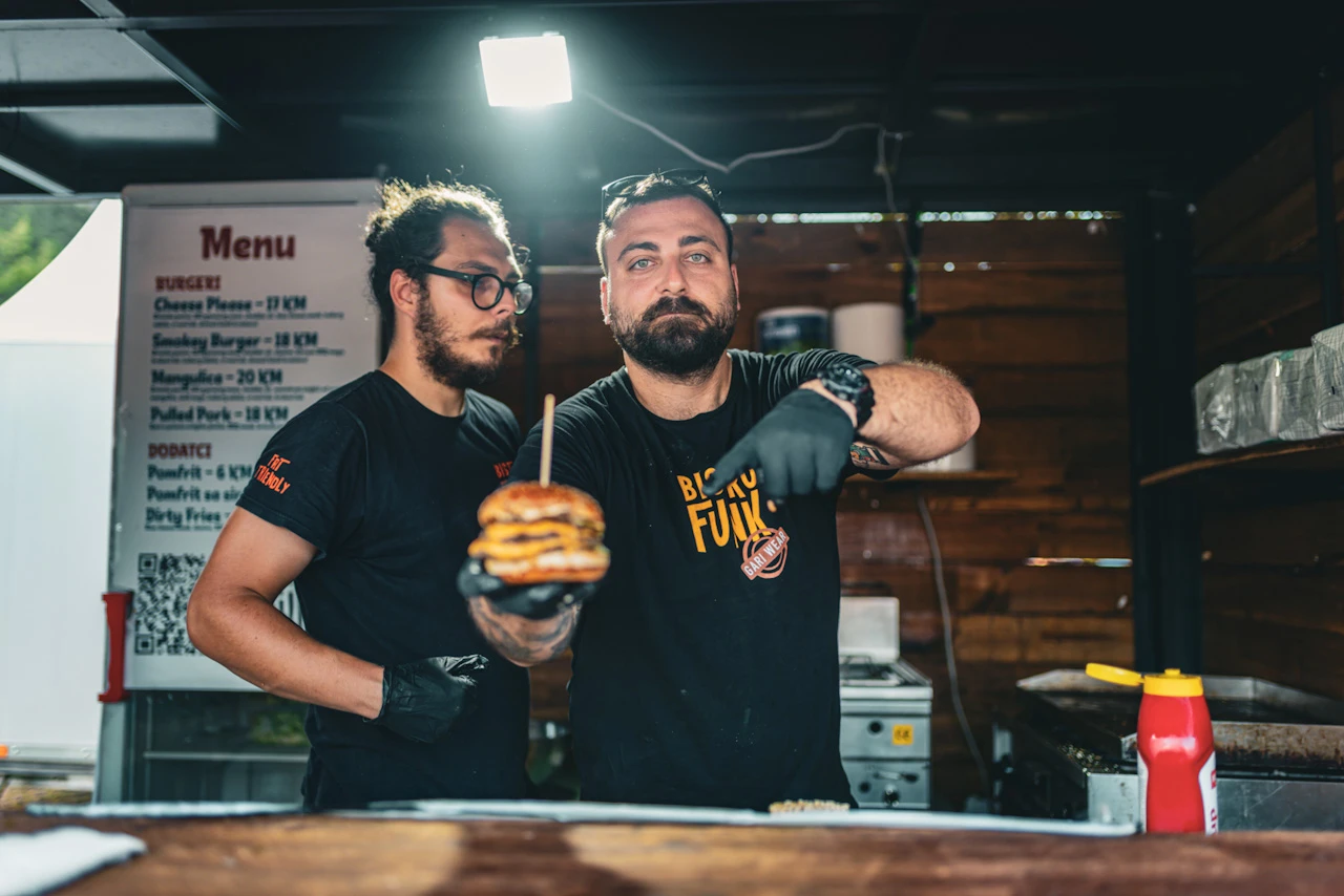 FOTO | Gastro i glazbeni spektakl u Širokom: Počeo Carlsberg Street Food Fest