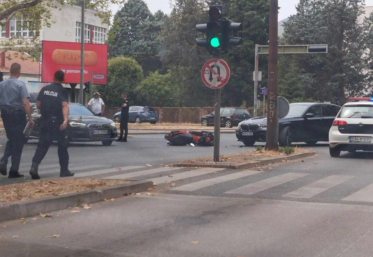 Mostar: Sudar automobila i motora pored Mostarke
