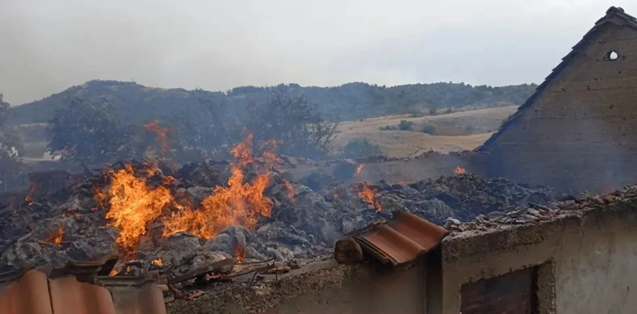 Požari kod Gacka i Bileće: Izgorjela tri objekta, vatra na kratko prekinula promet