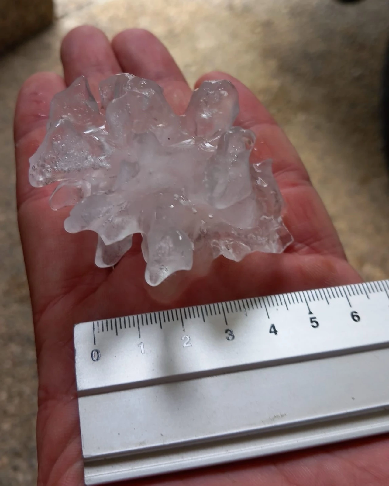 Nevrijeme stiglo u Hrvatsku: Kod Karlovcu padala tuča, komadi promjera i do 5 cm