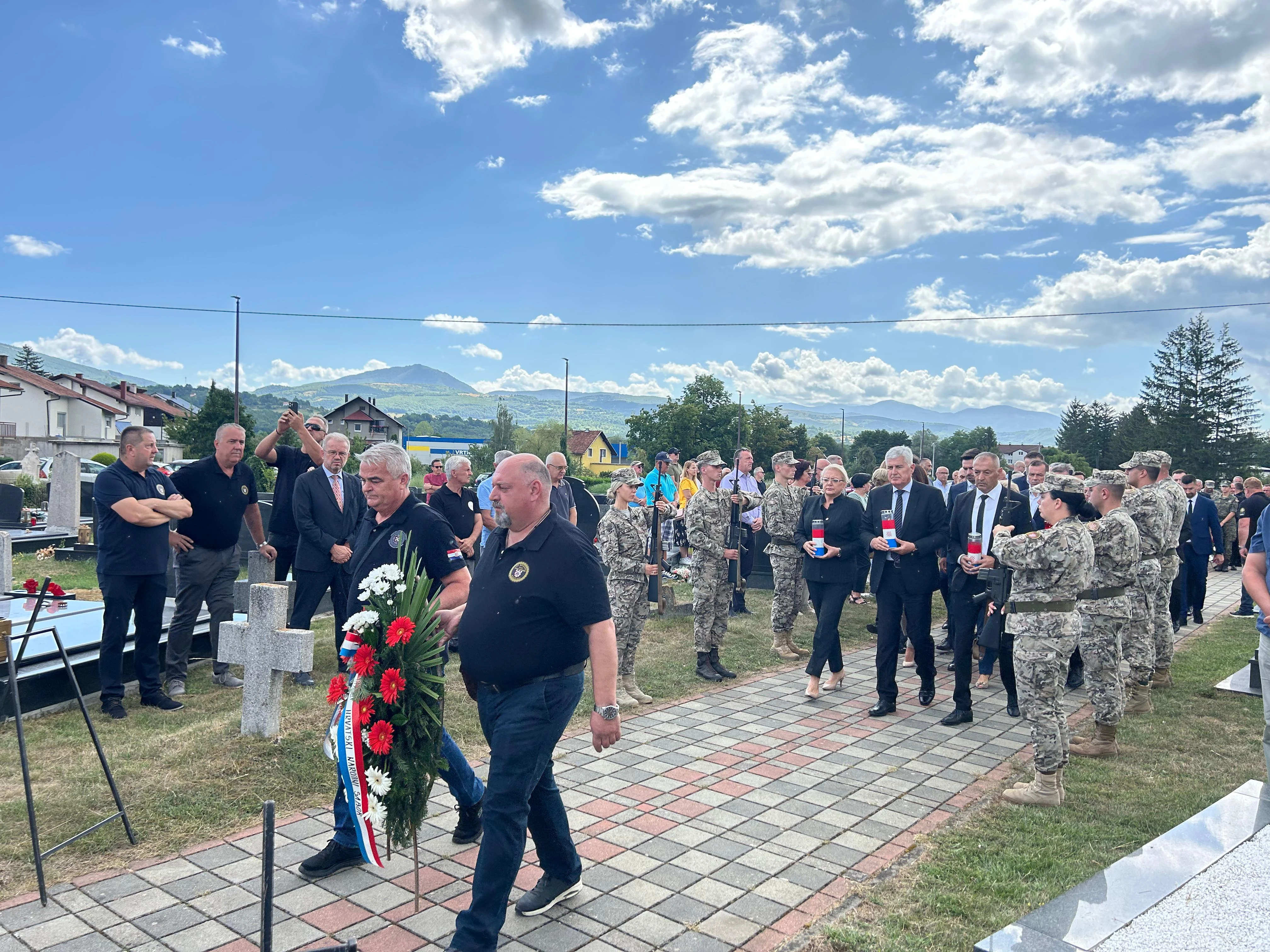 Čović i izaslanstvo odali počast stradalim Hrvatima Bugojna
