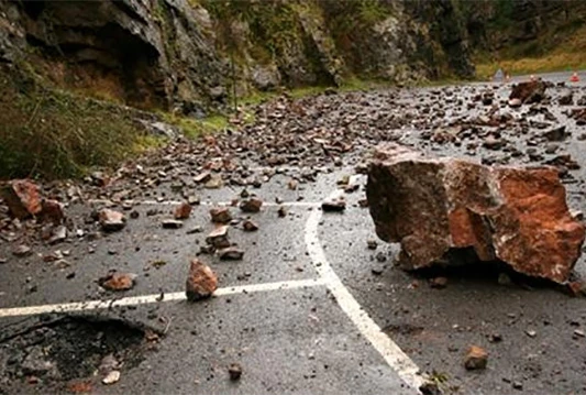 Zbog većeg odrona na putu Jablanica-Prozor obustavljen promet za teretna vozila