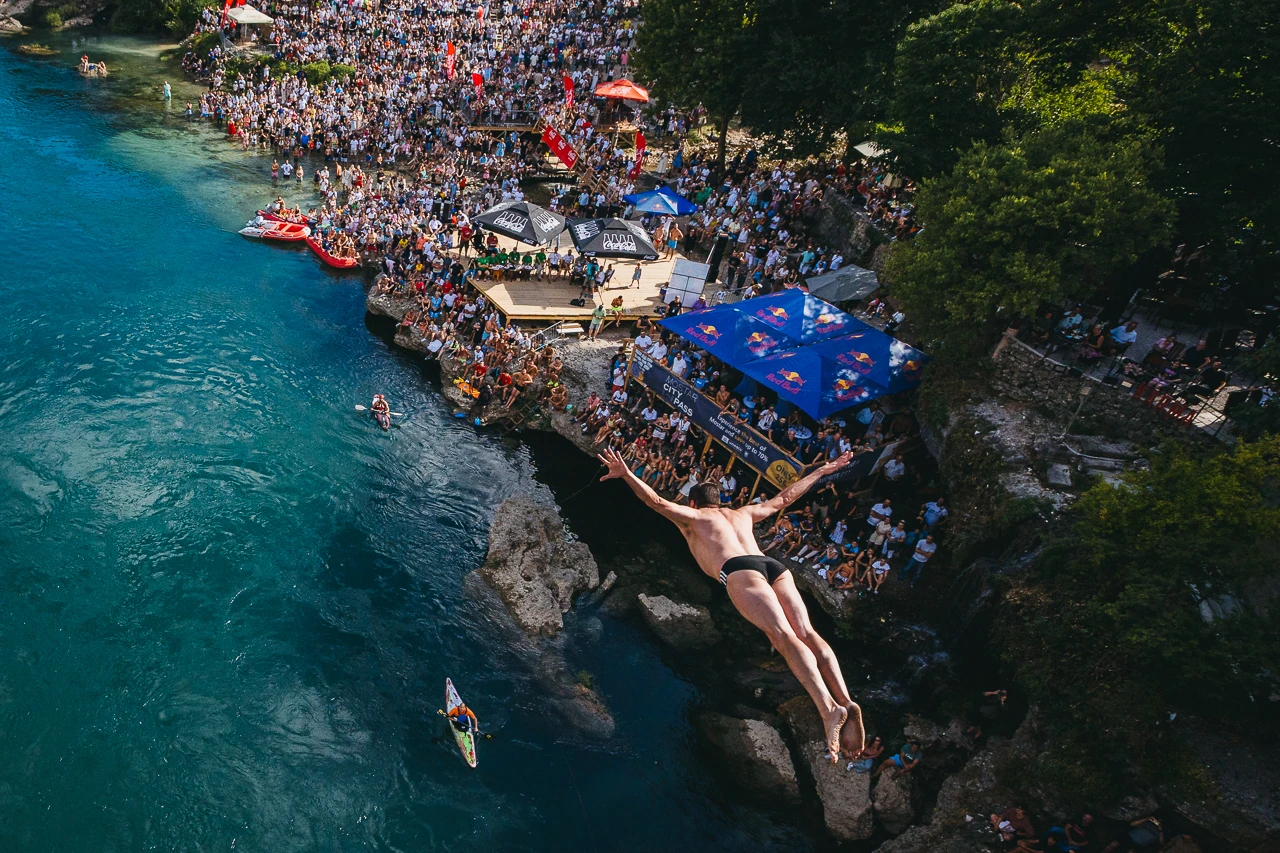 FOTO | Mostar oživio tradiciju: Pobjednici skokova sa Starog mosta i emotivni oproštaj legende