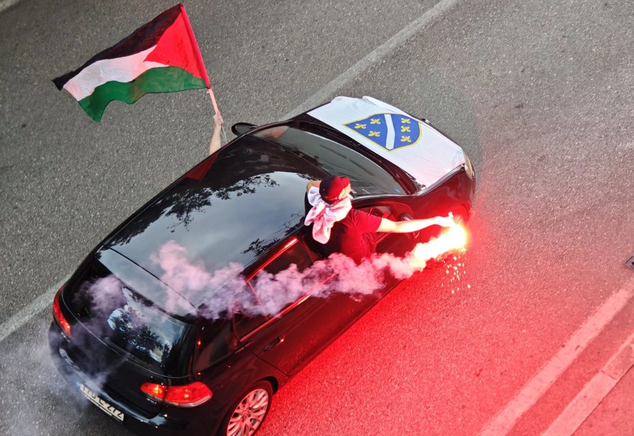 U Mostaru održan defile automobila i motora u znak podrške Palestinskom narodu.
