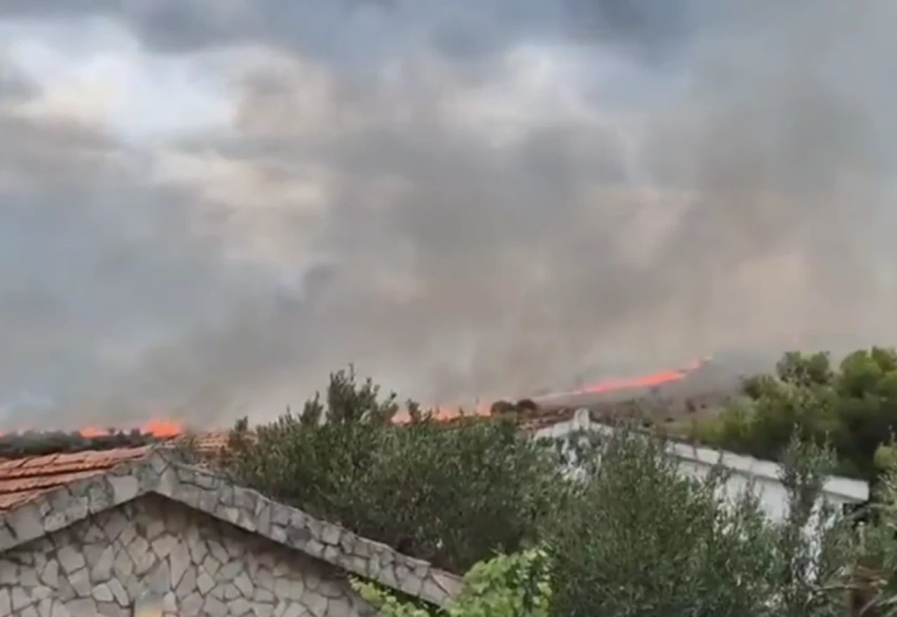 VIDEO | Veliki požar kod Šibenika: Vatra buknula nakon udara groma