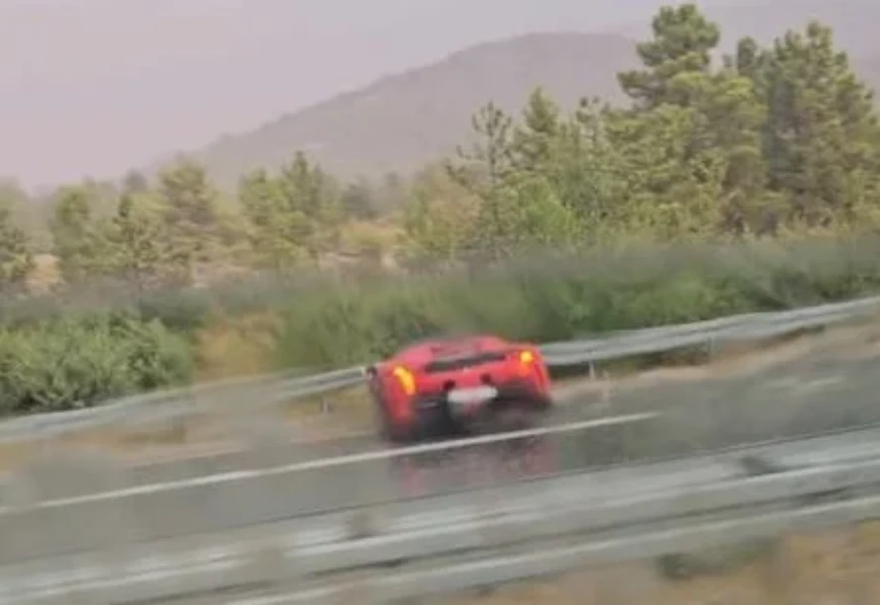 Luksuzni Ferrari završio u ogradi kod Šibenika