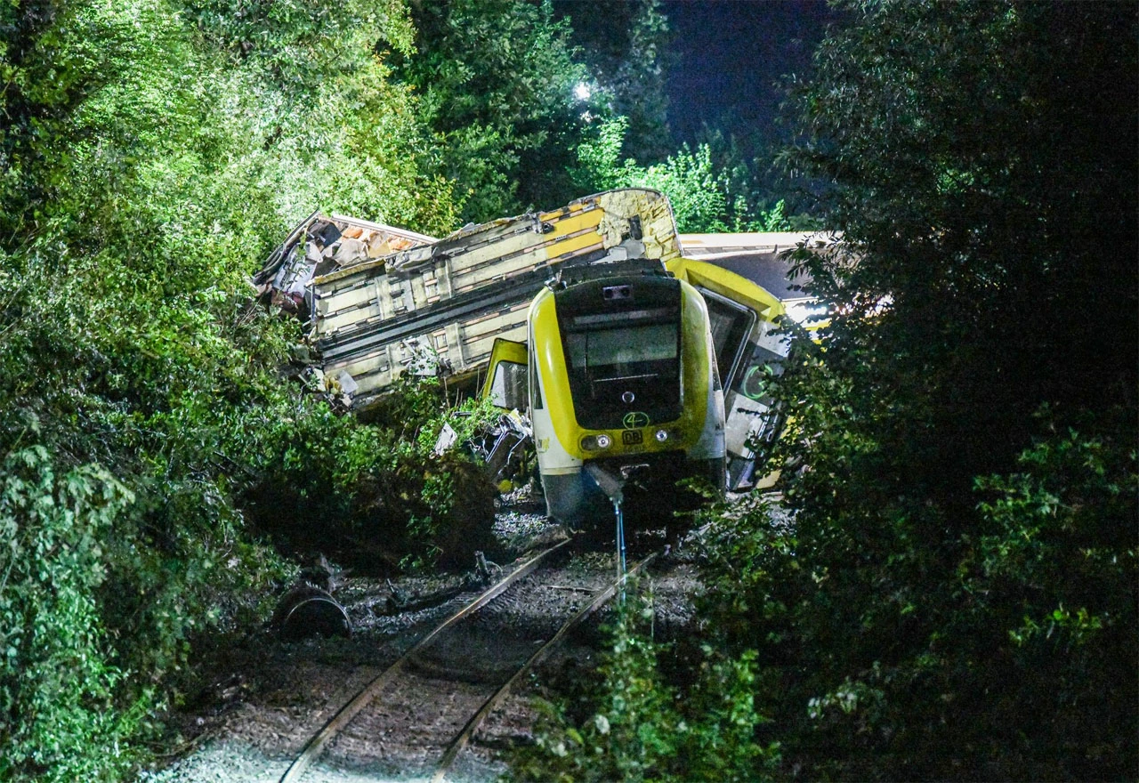 Vlak u oluji iskliznuo sa šina, poginule tri osobe