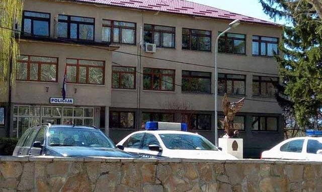 Livno: Muškarac se skidao gol pred djecom na kupalištu