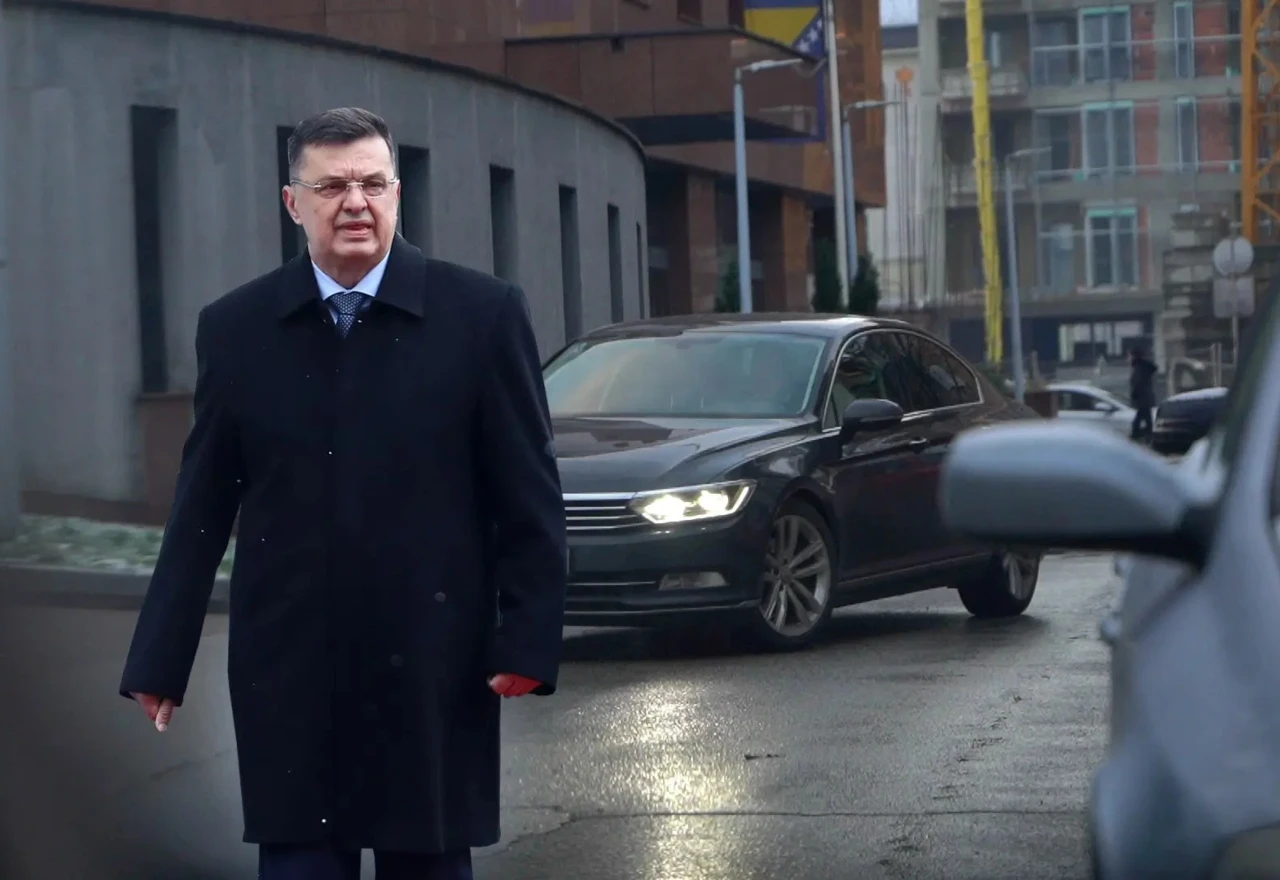 Poziva se Tužiteljstvo da istraži kupnju kumove zgrade