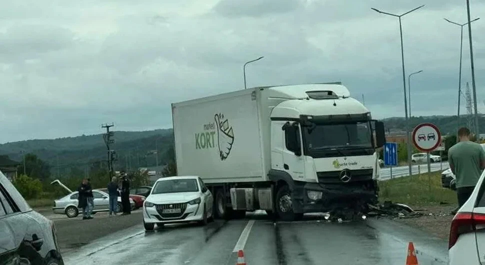 Policijsko vozilo podletjelo pod kamion, poginuo policajac