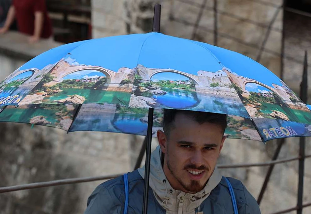 Mostar dočekao osvježenje, turisti unatoč kiši šetaju gradom
