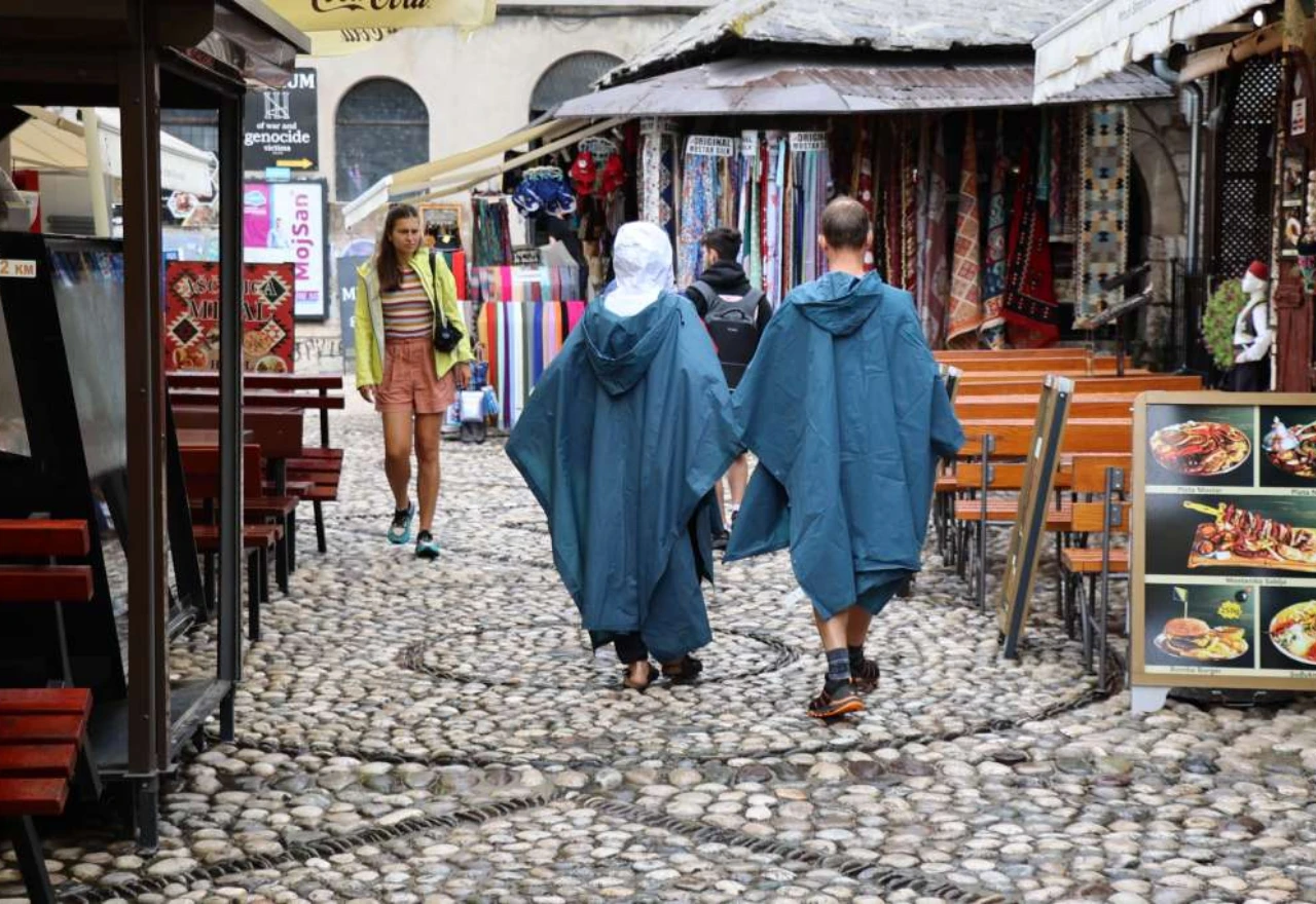 FOTO | Kiša i pad temperatura u Mostaru: Turisti i dalje istražuju grad