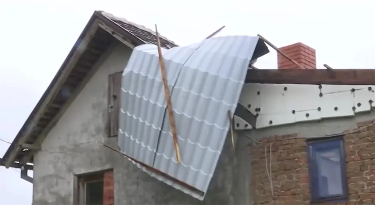 Procjenjuje se šteta: Vjetar odnio krov s obiteljske kuće, lomio stabla...