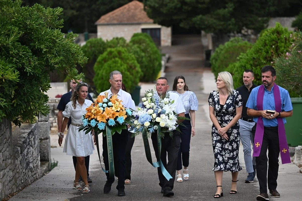 Na groblju sv. Roka u Veloj Luci predstavnici Općine Vela Luka, Centra za kulturu i Turističke zajednice položili su vijence i zapalili svijeće na njegovu grobu.