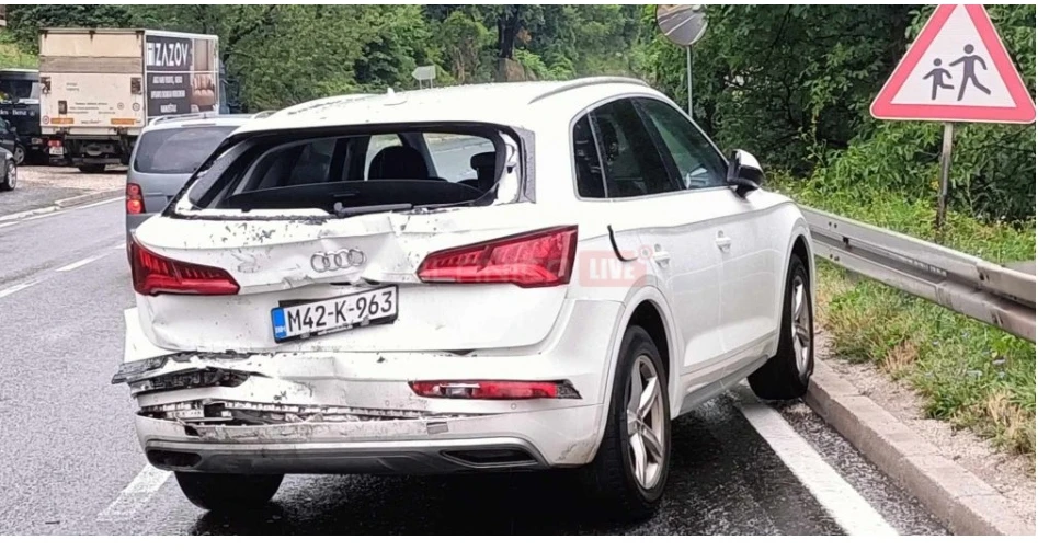 Nesreća na M-17: Gasio požar, a u parkirani auto s djetetom udario kamion