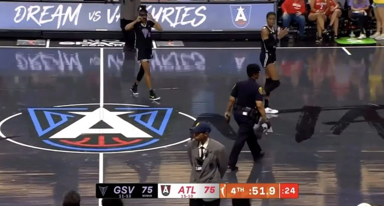 Prekinuta utakmica WNBA lige jer je netko na parket ubacio zanimljiv predmet