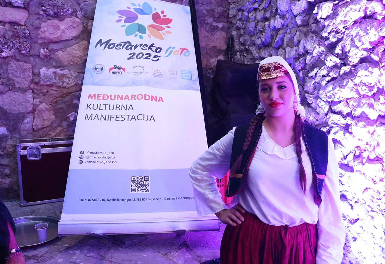 FOTO | Čuvari sevdaha: Mostarski učenici oduševili performansom