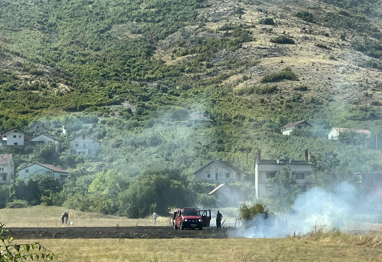 FOTO | Požar blizu pošte u Vrapčićima