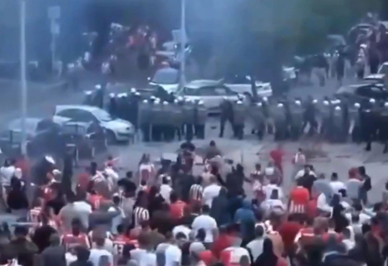 Objavljen snimak brutalnog napada Delija na policiju ispred stadiona
