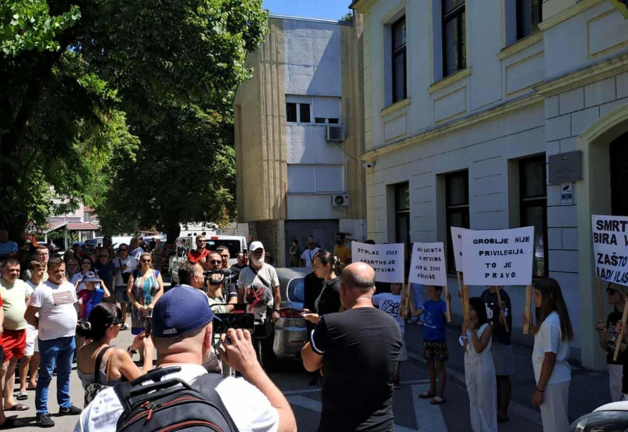 Održan prosvjedni performans u Stocu zbog poništenja dozvole za harem