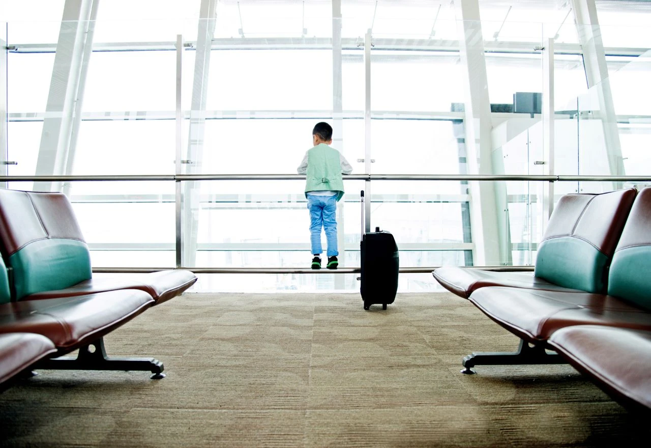 Dječak ostavljen sam na aerodromu, roditelji uhićeni