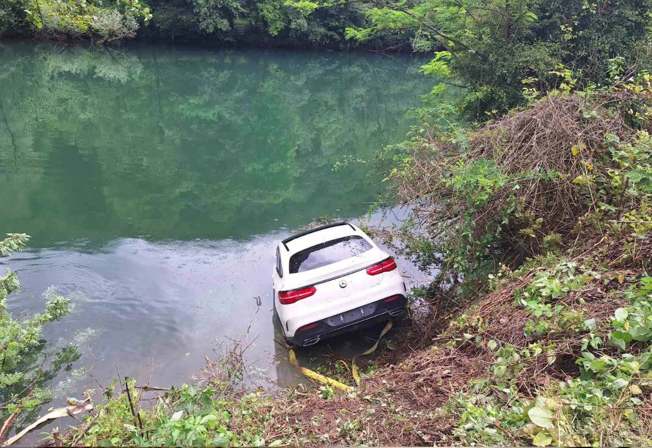 Vatrogasci izvukli Mercedes iz rijeke